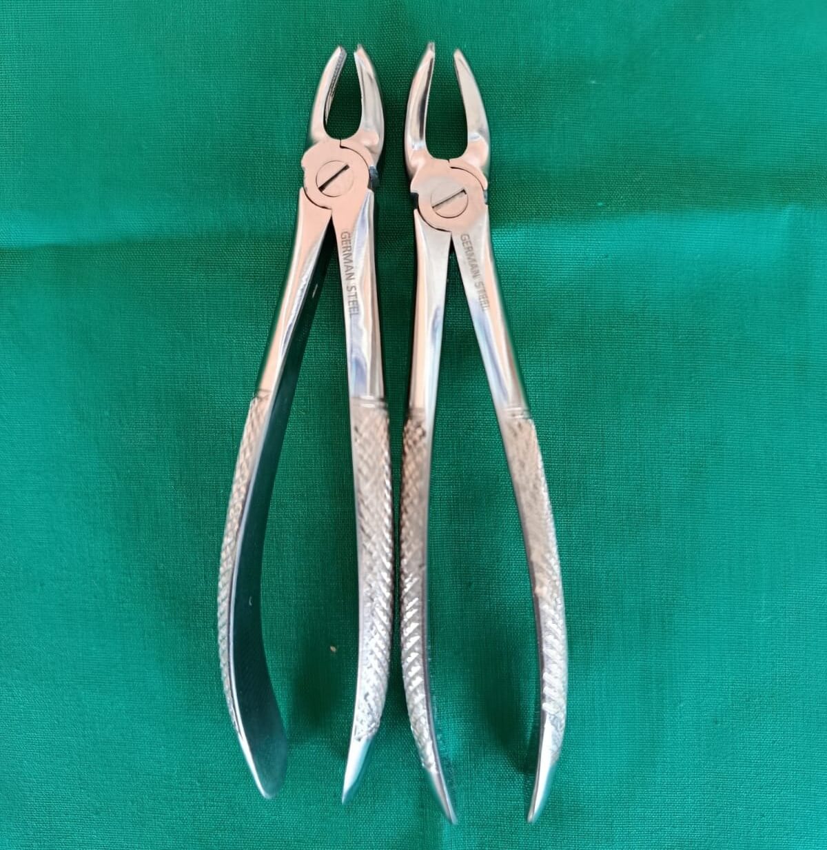 Upper right and Left Moalr forceps